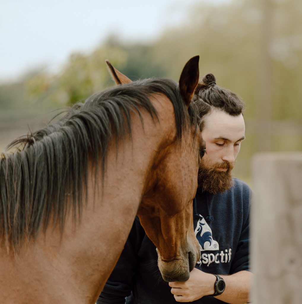 Rémi tenant un cheval