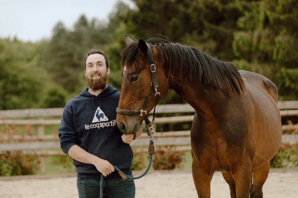 Rémi et un cheval